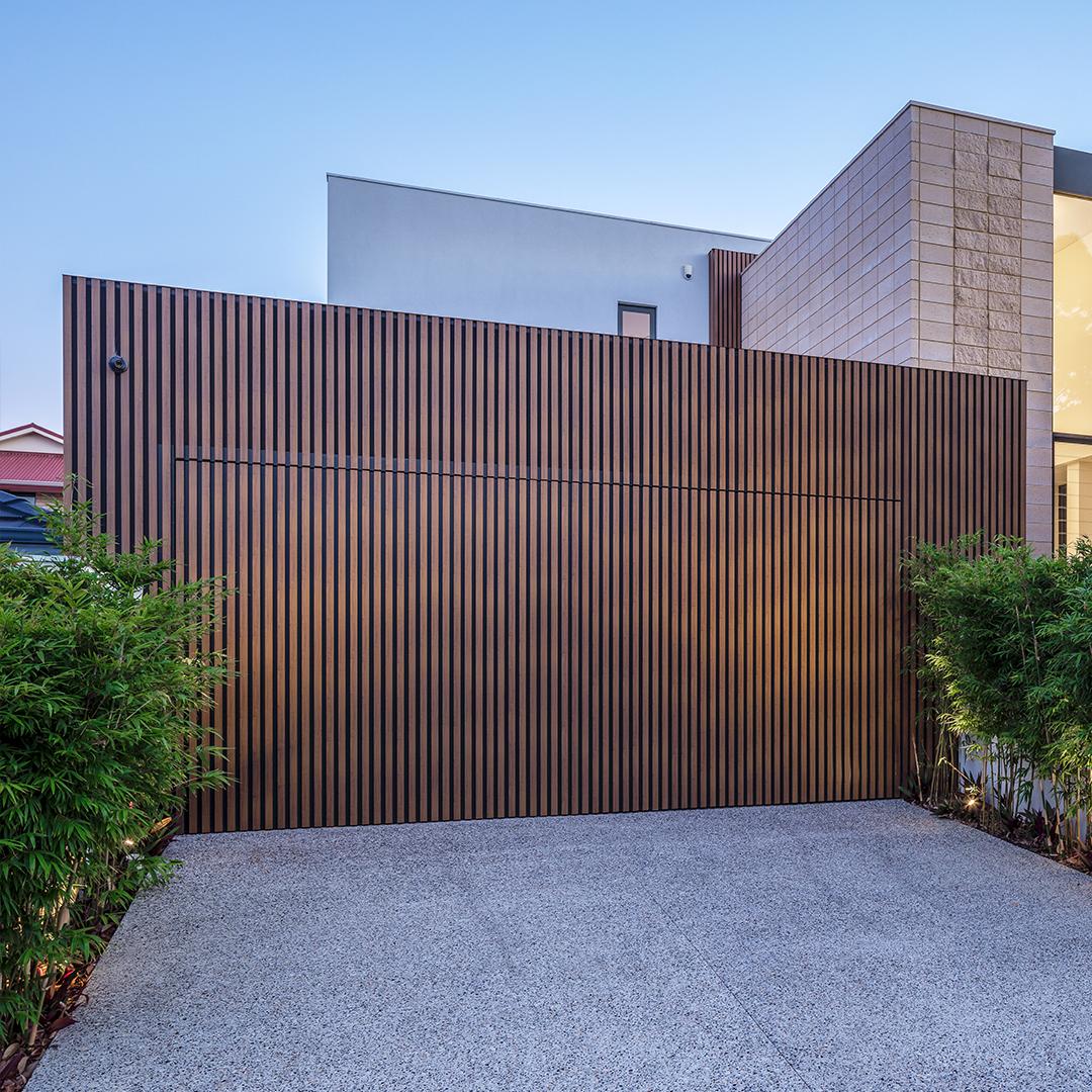 Durable WPC cladding panel, resistant to UV rays and moisture, perfect for exteriors.