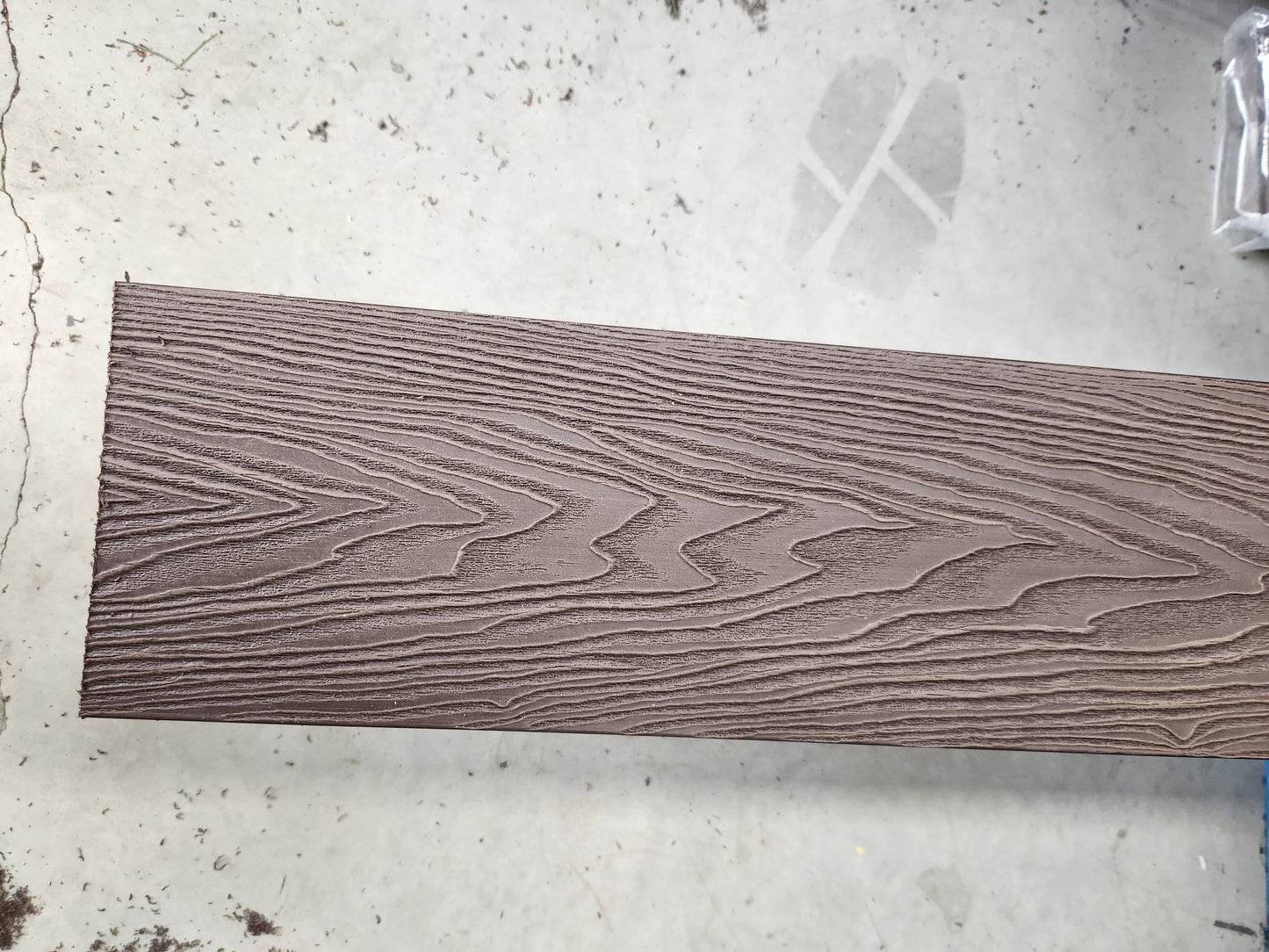 showing the grain of the compisit decking
